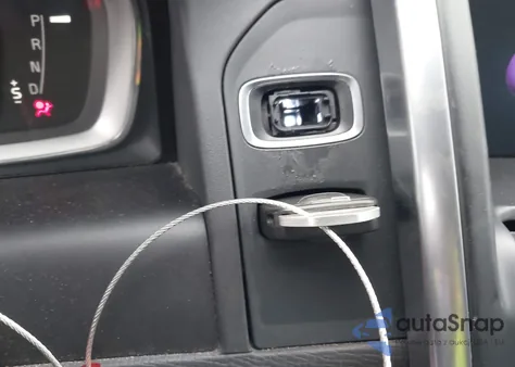 2017 Volvo Xc60 T5 Dynamic z USA, uszkodzony, nr VIN YV440MRR3H2081356